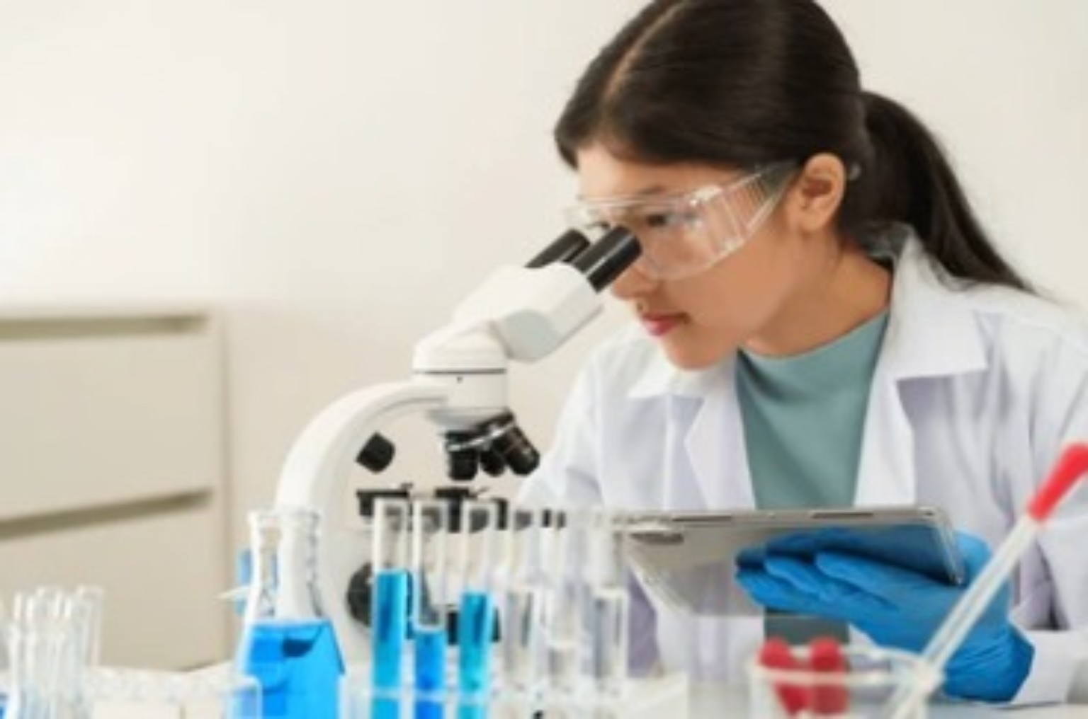 Pharmacy practical work using a microscope